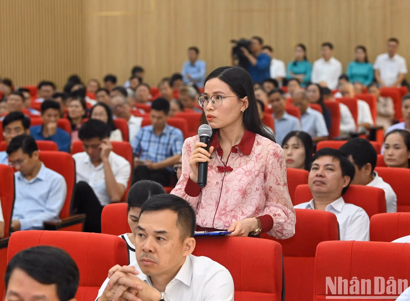La votante Nguyen Ngoc Hai interviene sobre la modificación de las regulaciones sobre el mar y las islas.