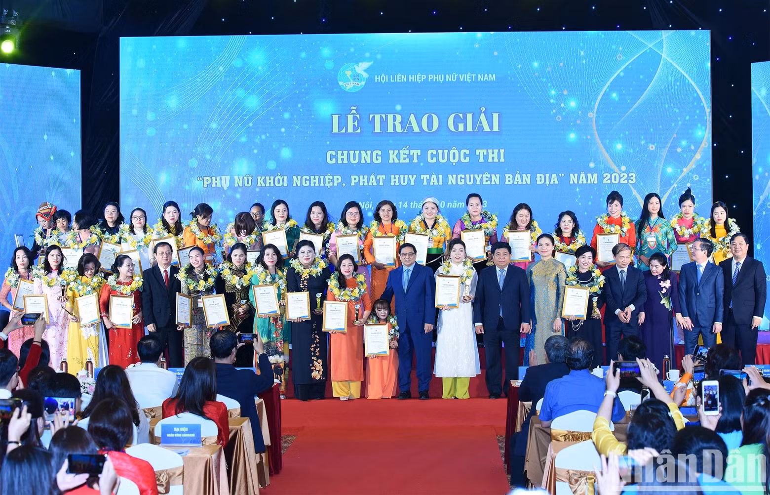 El primer ministro Nguyen Minh Chinh y las ganadoras del concurso.