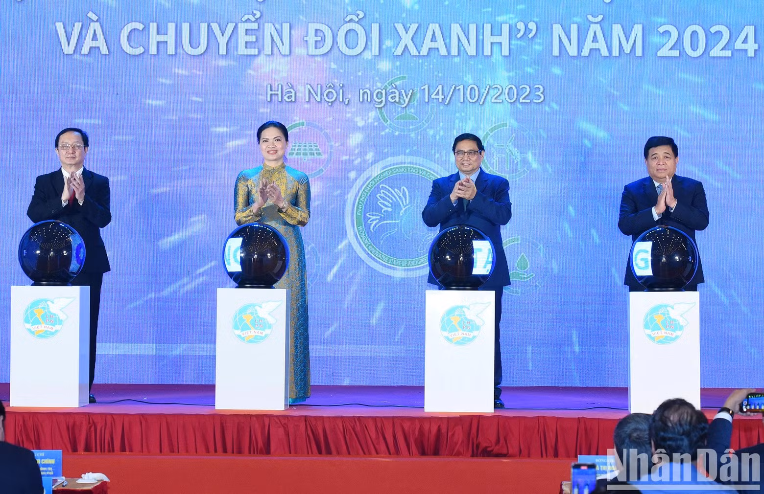 El primer ministro Pham Minh Chinh y los delegados realizan la ceremonia de lanzamiento del concurso "Mujeres en el emprendimiento, la innovación y la transformación verde" en 2024.
