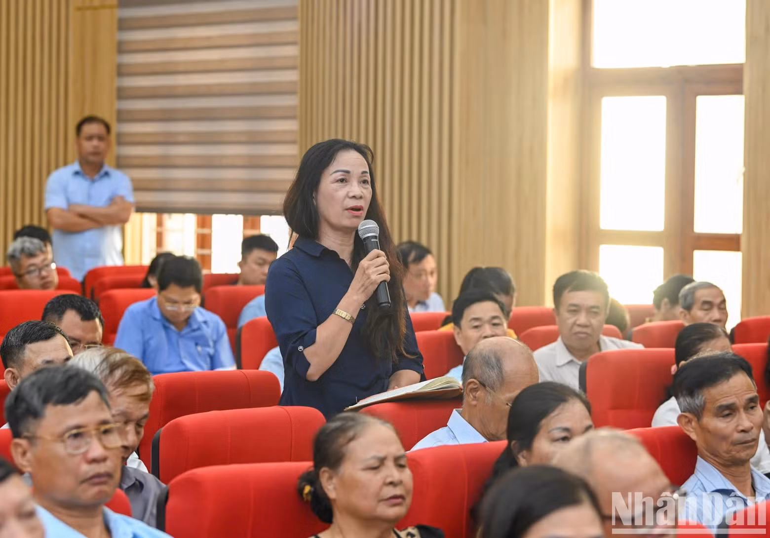 La votante Nguyen Thi Hao, residente en el distrito de Ngoc Xuyen, habla sobre la Ley de Seguridad Cibernética.