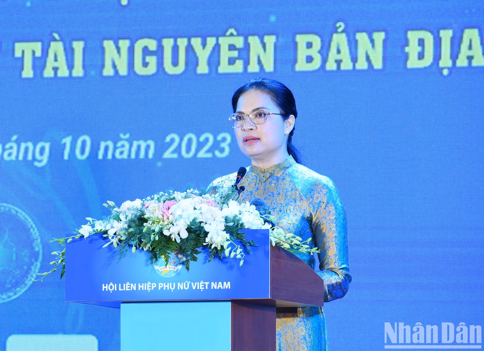 La presidenta de la Unión de Mujeres de Vietnam, Ha Thi Nga, presenta un informe en el acto.