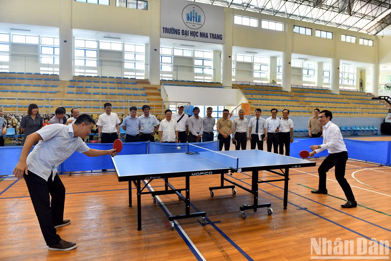 Un partido de tenis de mesa entre representantes de Nhan Dan y los directivos de la Universidad de Nha Trang.