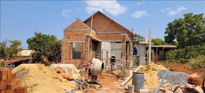 Construyen una casa en un "pueblo Cam". (Fuente: VNA)