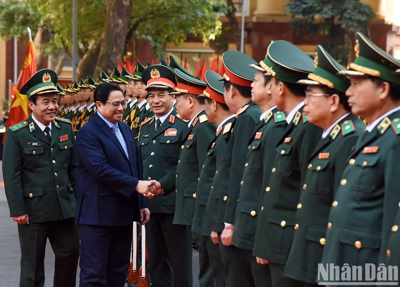 El primer ministro Pham Minh Chinh y los oficiales y soldados del Alto Mando de la Guardia Fronteriza.