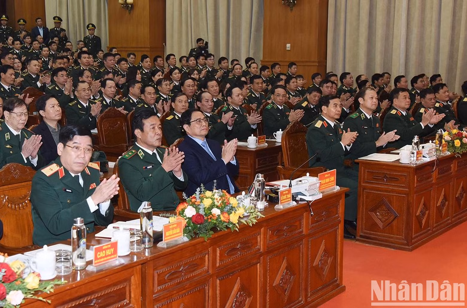 El primer ministro y los delegados en reunión.