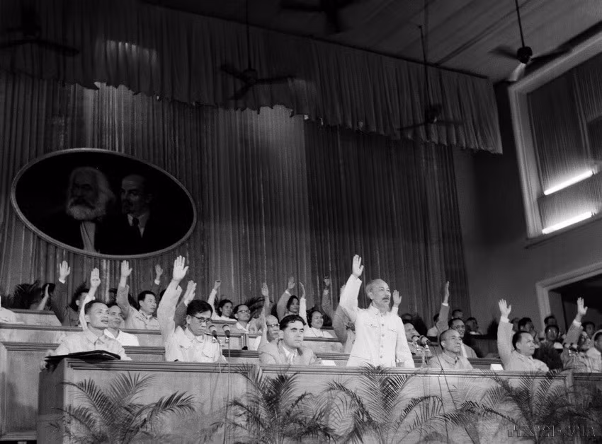El Presidente Ho Chi Minh y los delegados votaron para aprobar documentos en el Tercer Congreso Nacional del Partido (septiembre de 1960). Foto: VNA