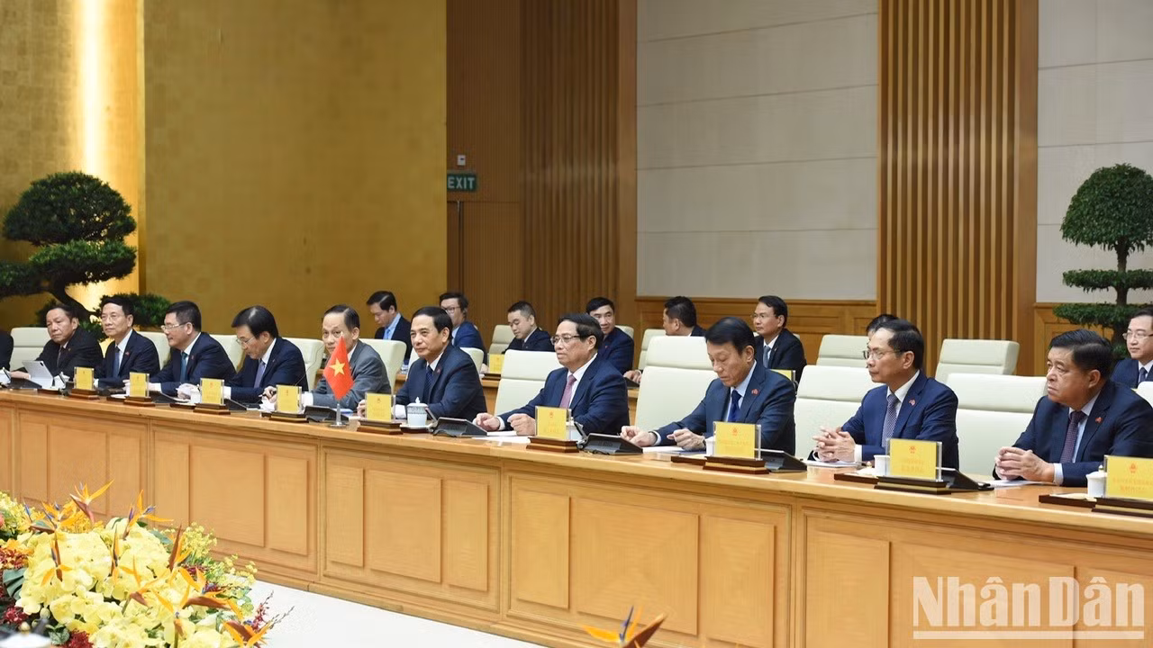 El primer ministro Pham Minh Chinh y miembros del Gobierno vietnamita en las conversaciones. El primer ministro Pham Minh Chinh y miembros del Gobierno vietnamita en las conversaciones.