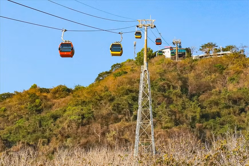Los visitantes disfrutan una excursión en teleférico de más de 500 metros de longitud hasta el parque Ho May. (Foto: Revista ilustrada de Vietnam)