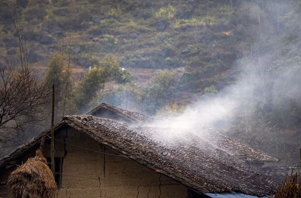 El humo de la cocina se extiende sobre los techos de tejas de las casas “trinh tuong”. (Foto: VNA)