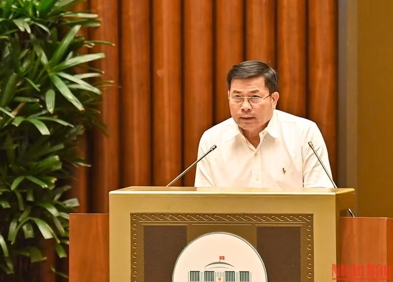 El inspector general adjunto del Gobierno, Tran Van Minh, presenta su ponencia.