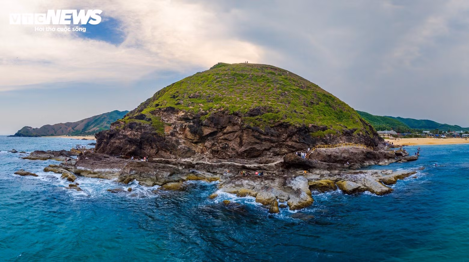 La playa de Mui Ganh, en la comuna de Hoai Hai, se encuentra a unos 100 kilómetros del centro de la ciudad costera de Quy Nhon, cabecera de Binh Dinh. El agua cristalina durante las cuatro estaciones y los acantilados marinos se suman a la belleza prístina de este lugar.
