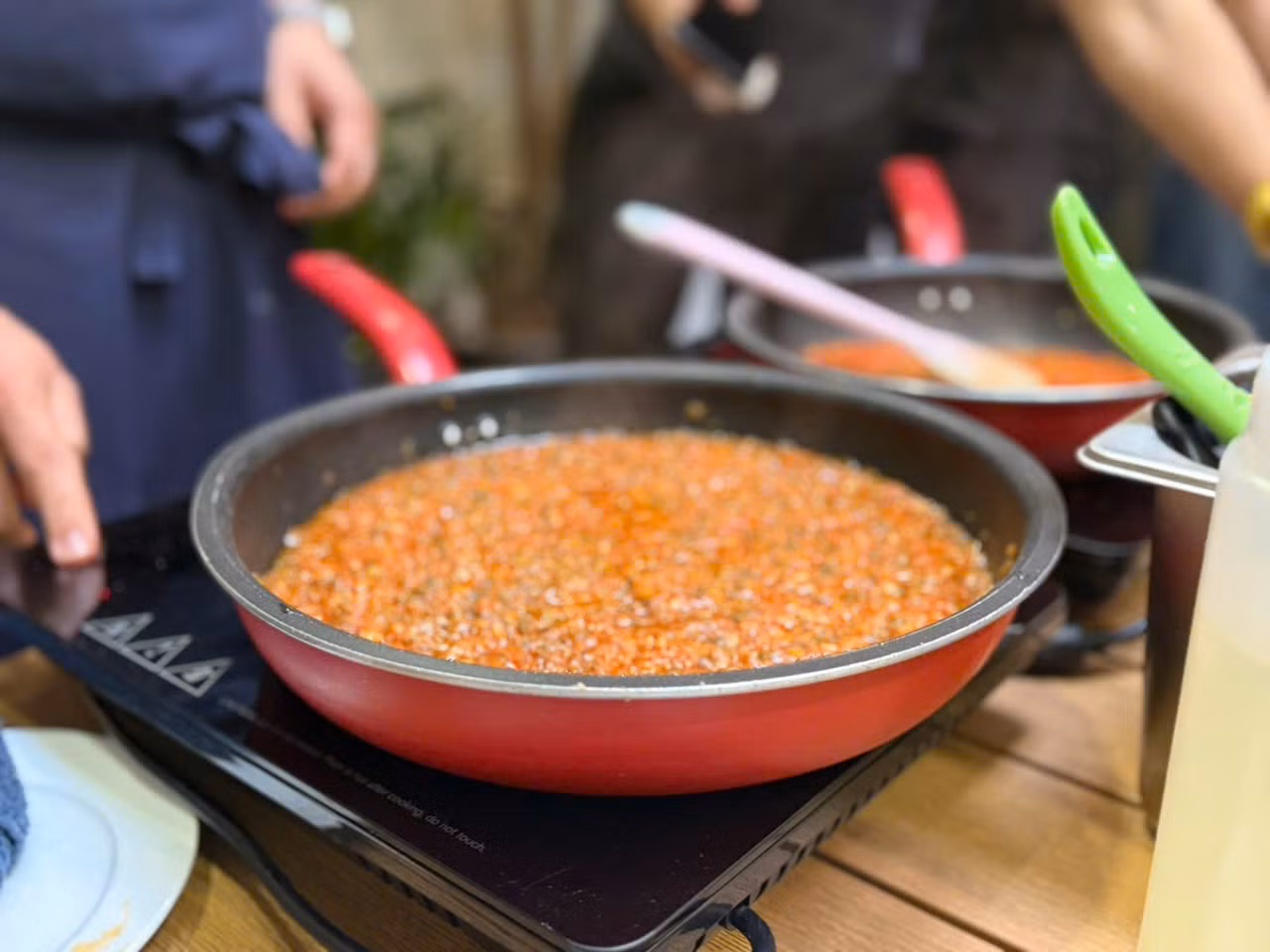 El hogao, una salsa tradicional de la gastronomía colombiana, lleva como base el tomate y la cebolla.