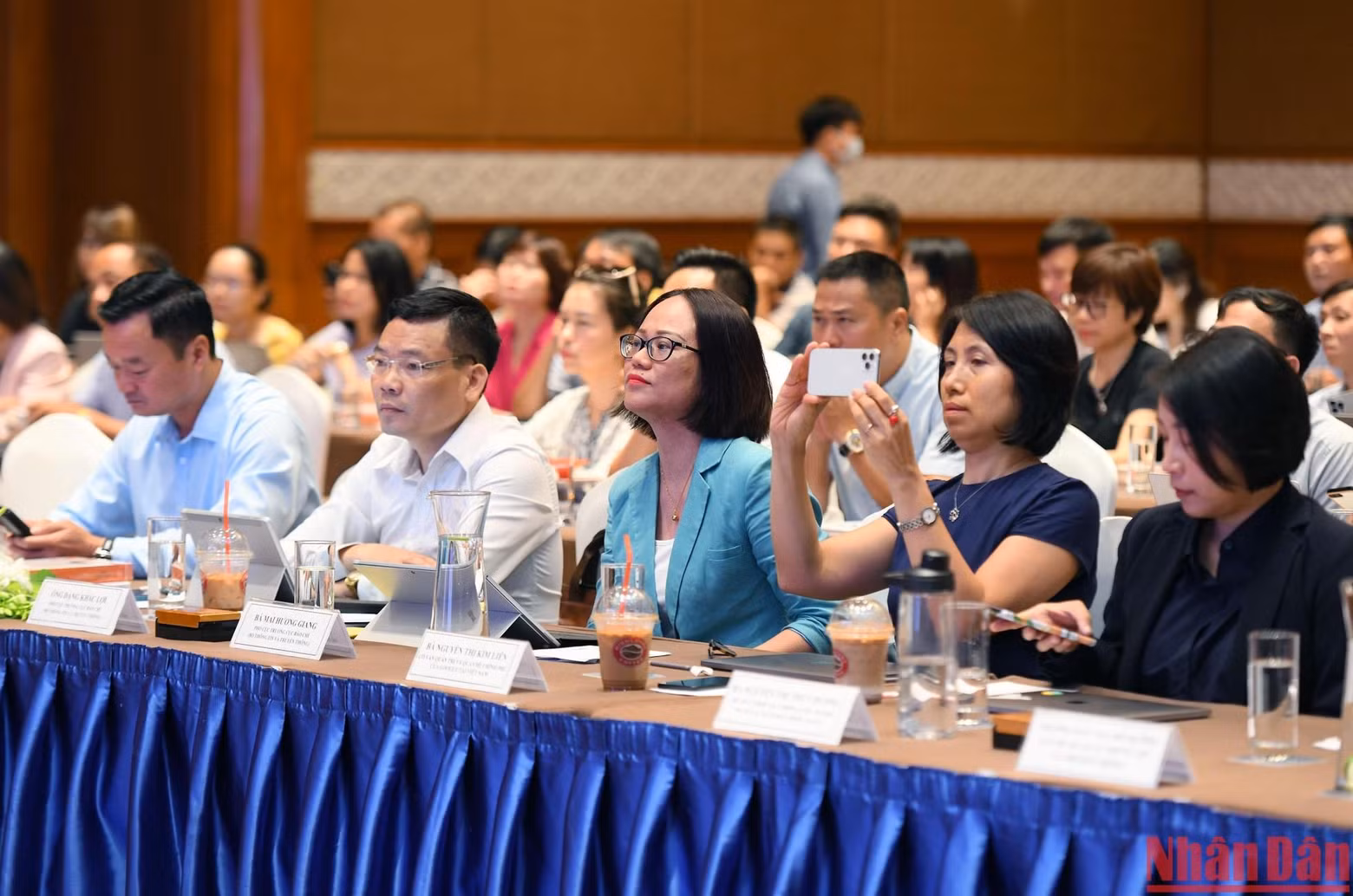 Asistieron al programa representantes del Departamento de Prensa, la Departamento de Prensa y Publicaciones de la Comisión de Comunicación y Educación del Comité Central del Partido Comunista de Vietnam, así como de las agencias dependientes del Ministerio de Información y Comunicación y representantes de los órganos de prensa en Hanói.