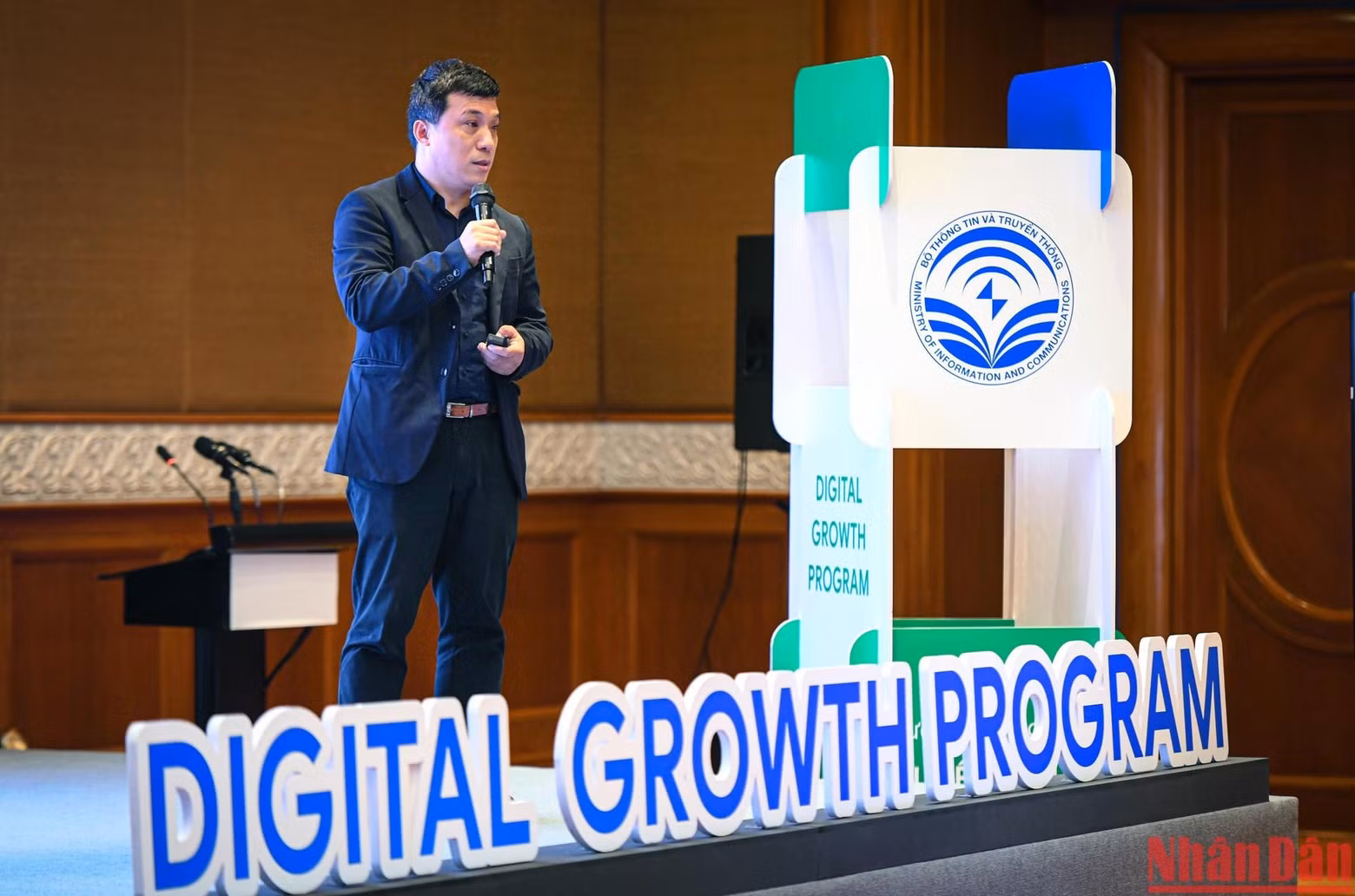 Truong Tri Vinh, experto en prensa, presenta el tema "Construir una estrategia para una transformación digital exitosa".