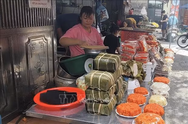 Diversifican productos en el mercado Trai Giang al servicio del Festival Vu Lan. (Foto: VNA)