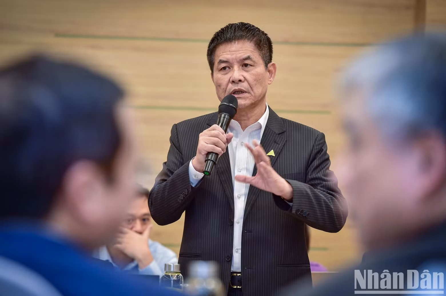 Nguyen Quoc Ky, presidente de la junta directiva de las empresas Vietravel y Vietravel Airlines, habla en la conferencia.