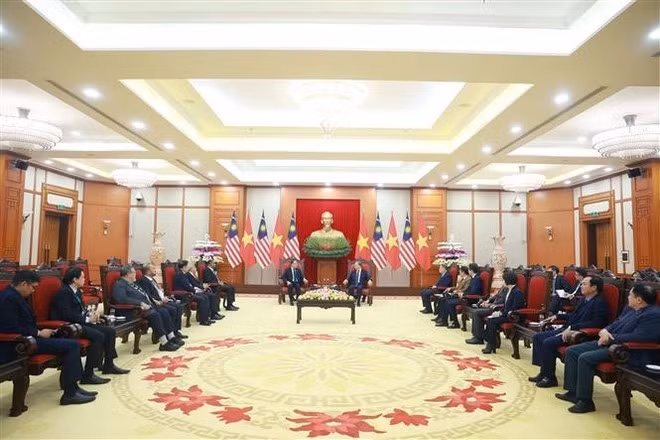 El secretario general del Comité Central del Partido Comunista de Vietnam, To Lam (derecha.), recibe al primer ministro de Malasia, Anwar Ibrahim. (Foto: VNA)