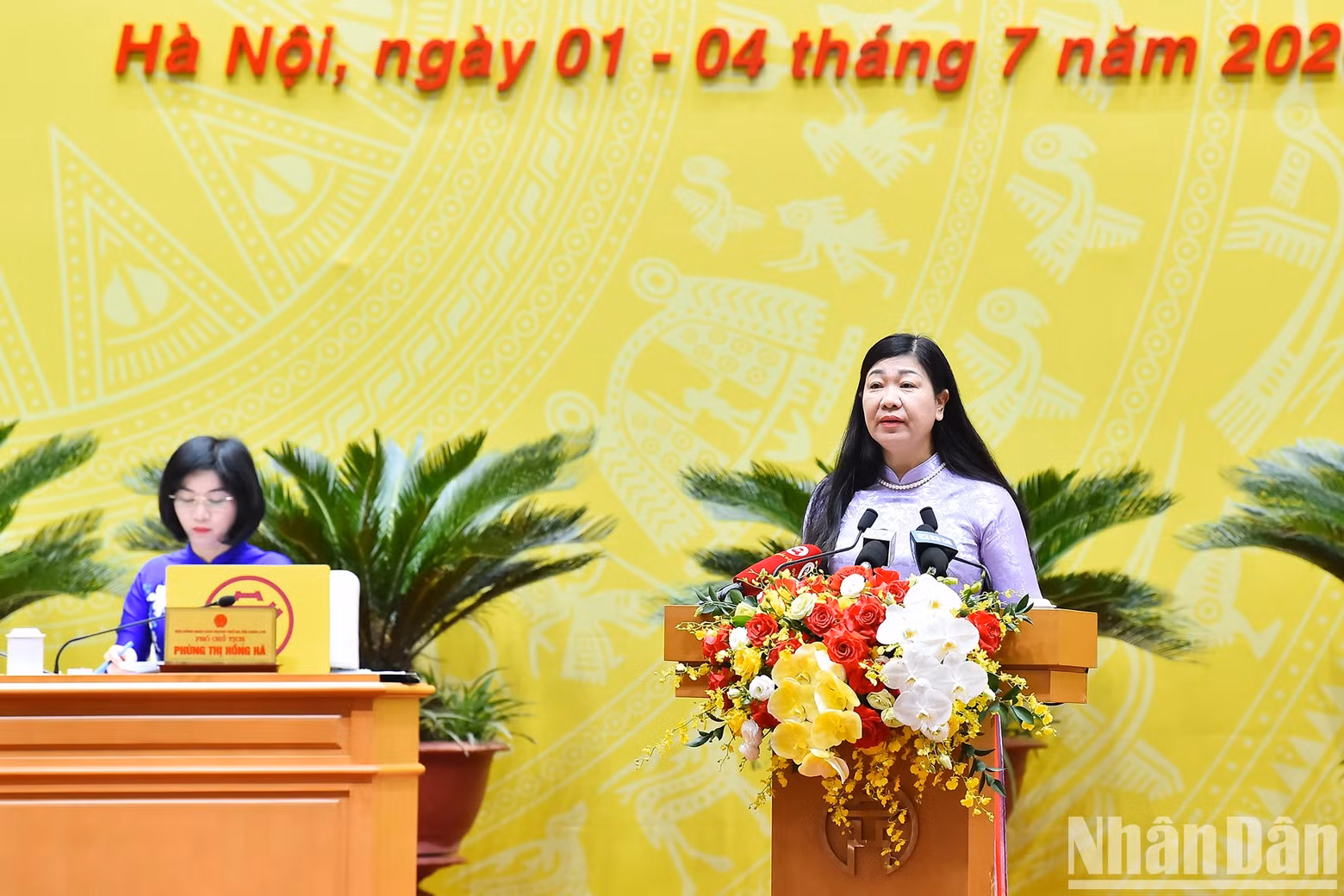 La presidenta del Comité del Frente de la Patria de Vietnam de Hanói, Nguyen Lan Huong, presenta un resumen de la construcción gubernamental en los primeros seis meses del año y las tareas para los últimos seis meses de 2024.