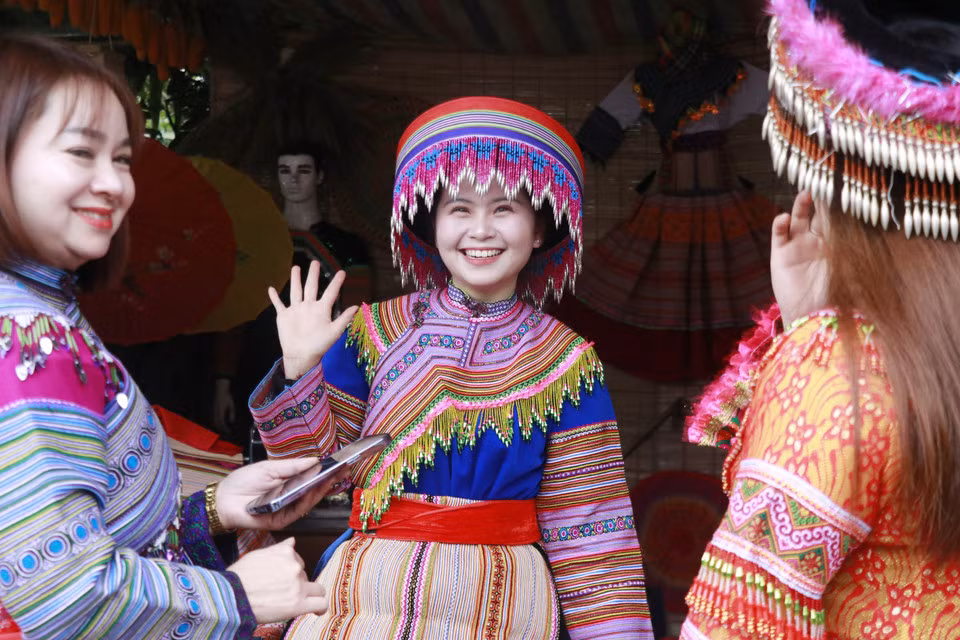 La vestimenta de la etnia Mong es muy apreciada por los turistas. (Foto: VNA) La vestimenta de la etnia Mong es muy apreciada por los turistas. (Foto: VNA)