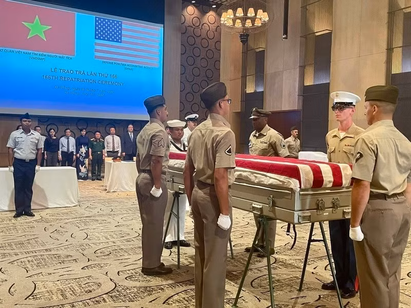 La 166 ceremonia de repatriación de restos de soldados estadounidenses desaparecidos en la pasada guerra en Vietnam. (Foto: VNA) La 166 ceremonia de repatriación de restos de soldados estadounidenses desaparecidos en la pasada guerra en Vietnam. (Foto: VNA)