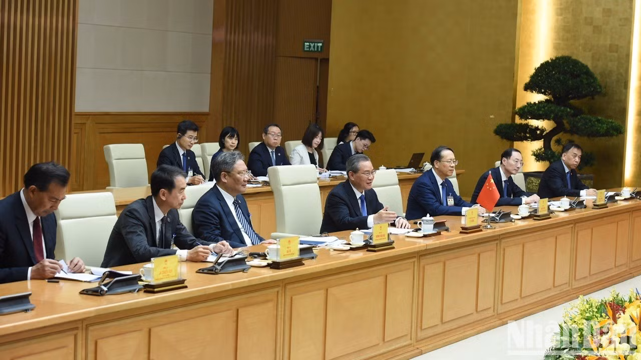 El primer ministro chino, Li Qiang, y los miembros de la delegación china en el encuentro. El primer ministro chino, Li Qiang, y los miembros de la delegación china en el encuentro.