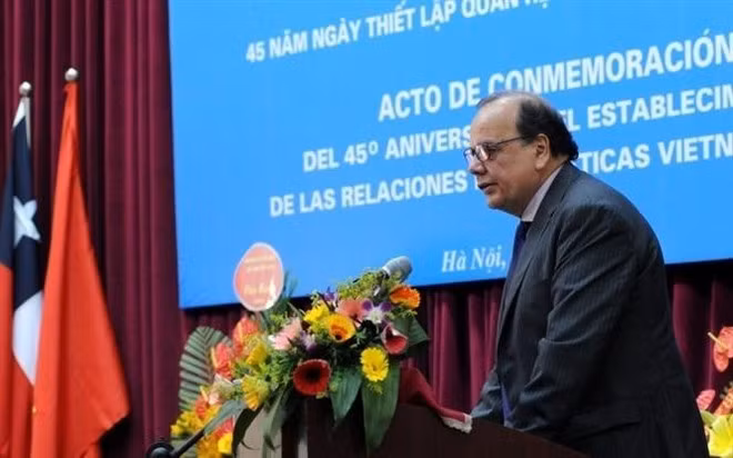 Claudio De Negri pronuncia un discurso en un evento en Hanói cuando fue embajador de Chile en Vietnam. (Foto: VNA)