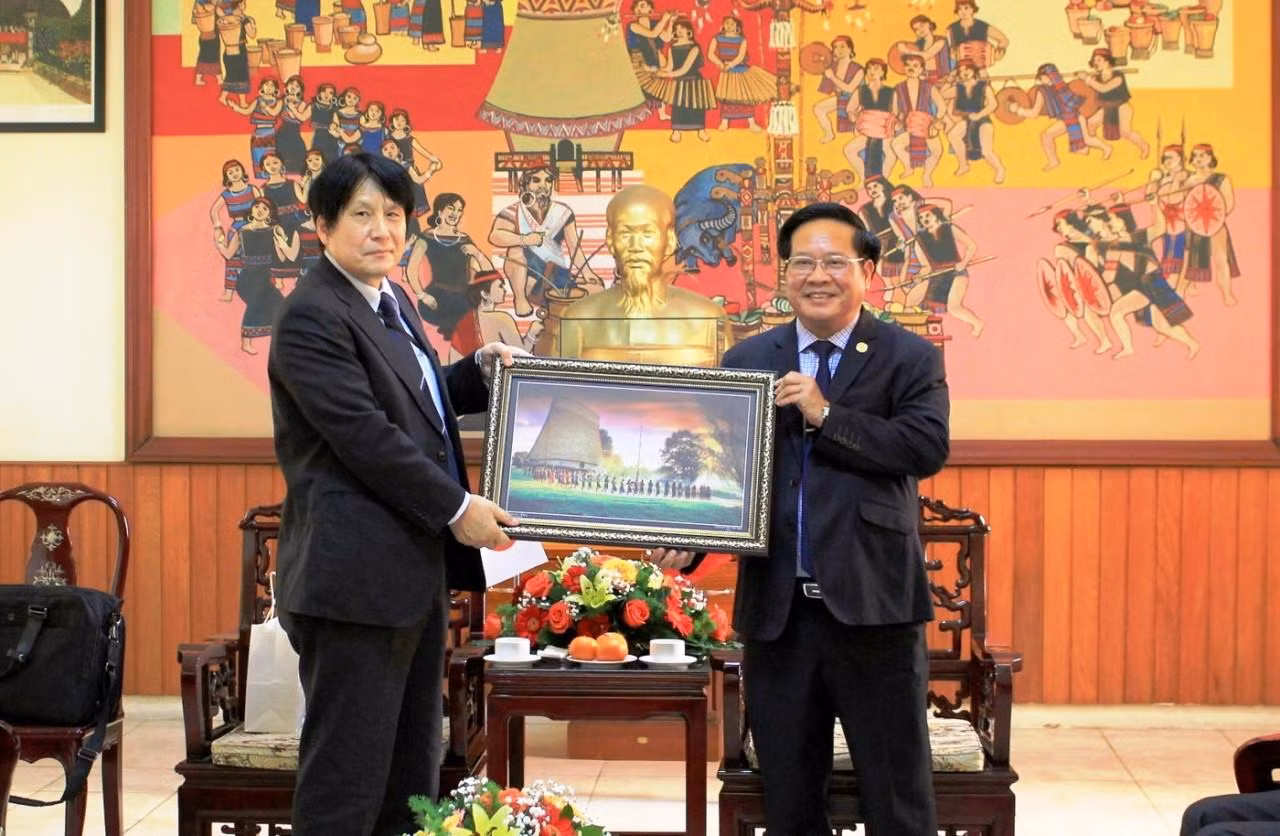 El presidente del Comité Popular de Kon Tum, Le Ngoc Tuan, entrega obsequio al cónsul general de Japón en Da Nang, Yakabe Yoshinori. (Fotografía: thoidai.com.vn) El presidente del Comité Popular de Kon Tum, Le Ngoc Tuan, entrega obsequio al cónsul general de Japón en Da Nang, Yakabe Yoshinori. (Fotografía: thoidai.com.vn)