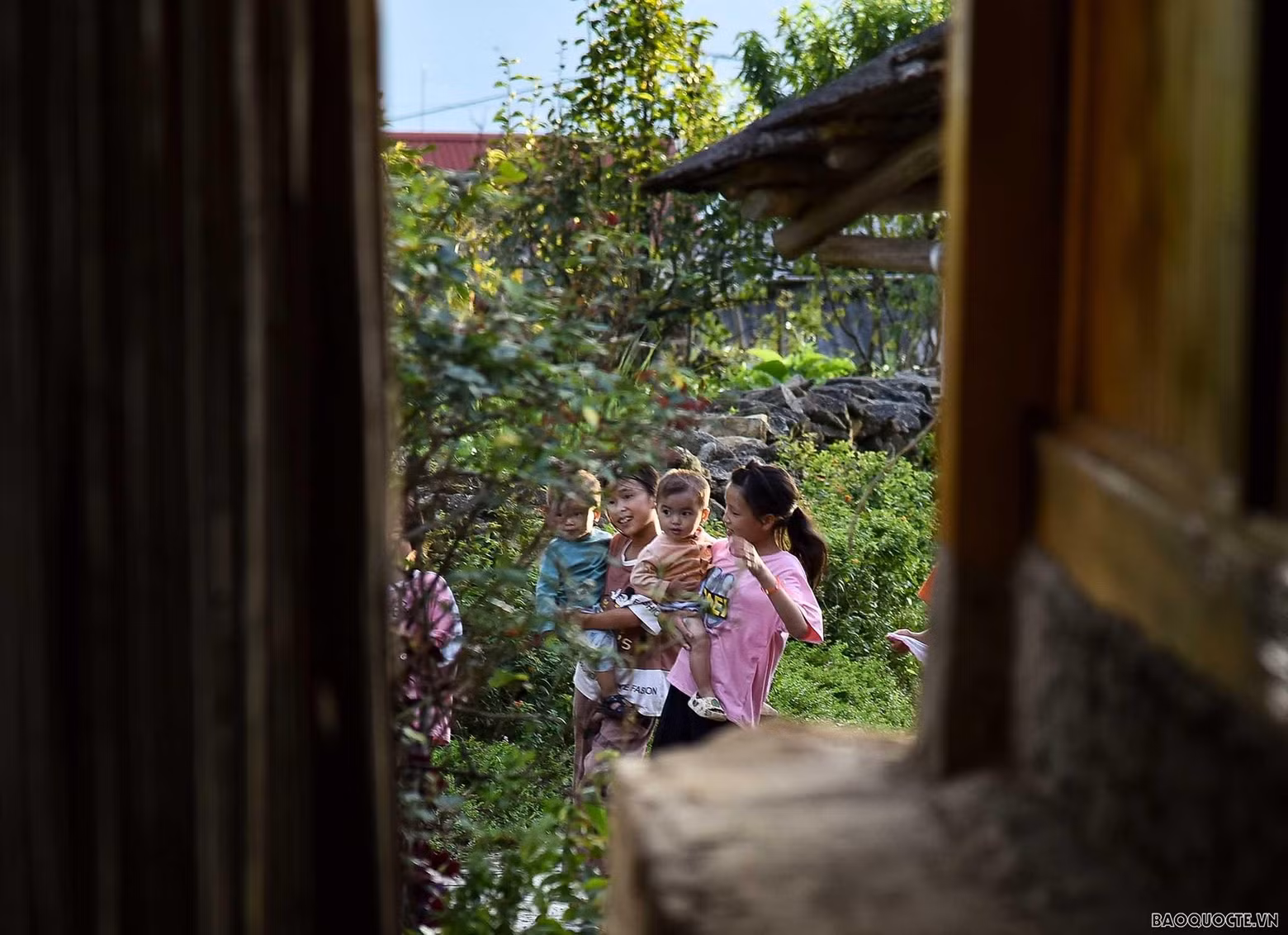 Niños al atardecer en el pueblo ecoturístico de Si Thau Chai. (Fotografía: baoquocte.vn) Niños al atardecer en el pueblo ecoturístico de Si Thau Chai. (Fotografía: baoquocte.vn)