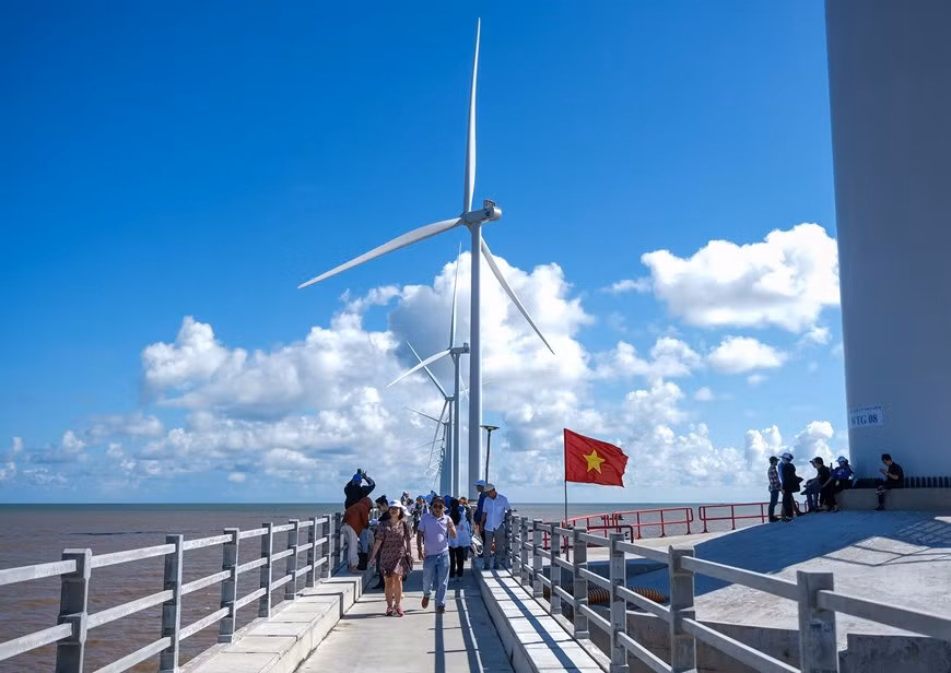 El área turística de energía eólica Hoa Binh 1, en la comuna de Vinh Hau A, distrito de Hoa Binh (Bac Lieu), despliega servicios turísticos de visitar el parque de energía eólica para los turistas. Foto baobaclieu.vn