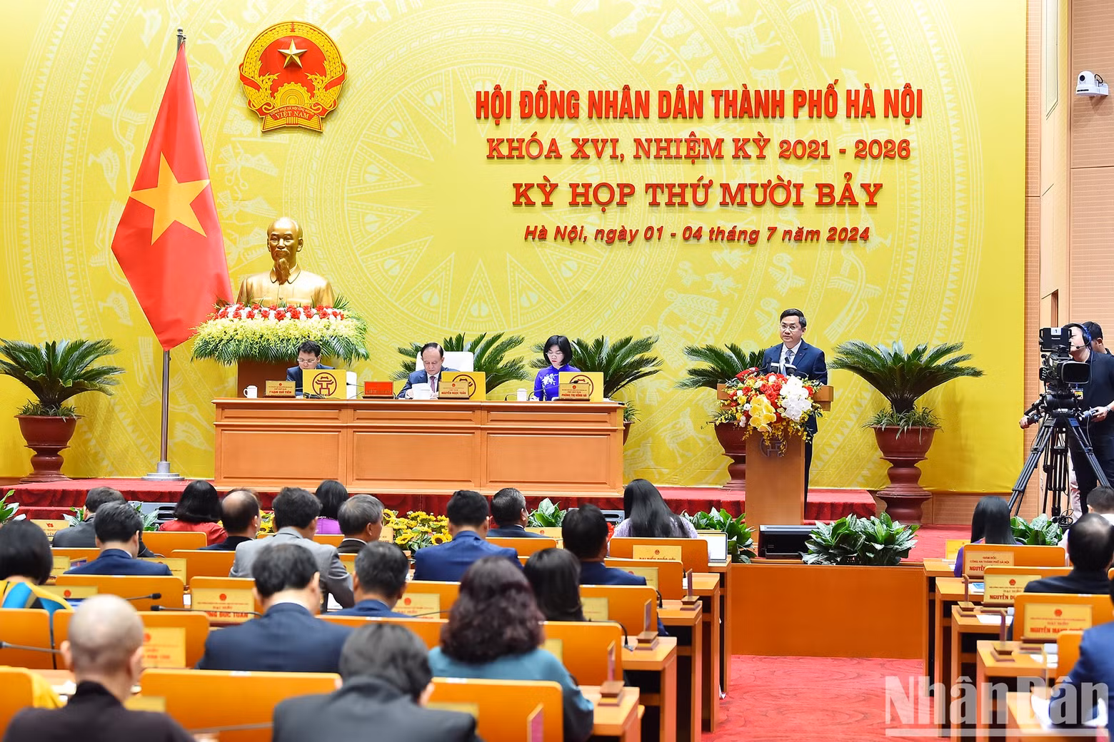 El vicepresidente del Comité Popular de Hanói, Ha Minh Hai, presenta el informe sobre los resultados de la implementación del plan de desarrollo socioeconómico, los ingresos y gastos presupuestarios en los primeros seis meses de 2024 y las tareas clave en los meses restantes del año.