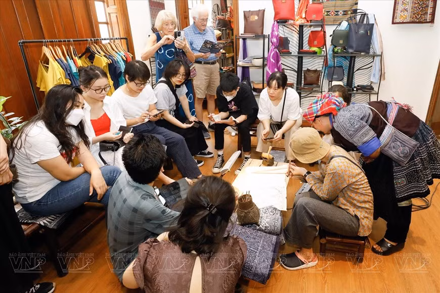 El taller sobre el arte de dibujar en tela con cera de abejas, realizado por la artista Ly Thi Ninh en Hanói, constituye una actividad para presentar la belleza de la cultura indígena de las minorías étnicas a los turistas internacionales que viajan o viven y trabajan en la capital. (Foto: Revista Ilustrada de Vietnam)