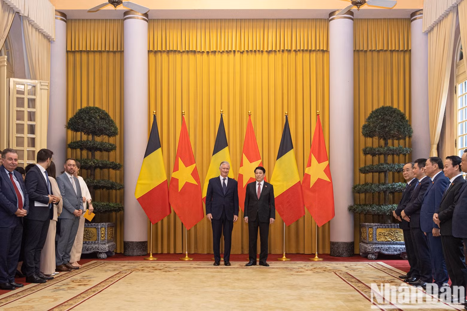 El presidente vietnamita, Luong Cuong, y el Rey Felipe de Bélgica en la ceremonia de firma de documentos de cooperación entre sus países.