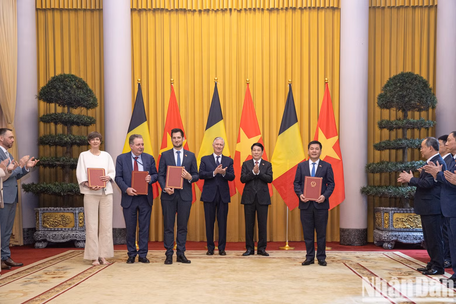 El ministro de Industria y Comercio, Nguyen Hong Dien, y el ministro y presidente de la Región de Bruselas-Capital, Rudi Vervoort; el ministro-presidente de la Región Valona, Adrien Dolimont; y la ministra de la Región Flamenca encargada de Bruselas y de la Prensa, Cieltje Van Achter, intercambiaron firmas del documento "Memorando de entendimiento entre la Agencia de Promoción Comercial de Vietnam y la Agencia Flamenca de Inversiones y Comercio, la Agencia Valona de Promoción de Inversiones y Exportaciones y la Agencia de Apoyo a las Empresas de Bruselas".