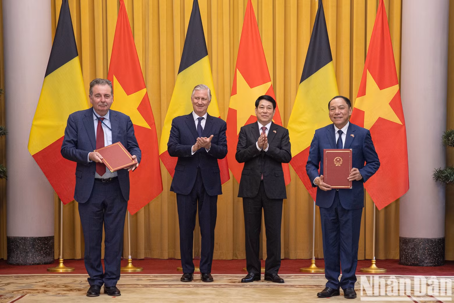 El ministro de Cultura, Deportes y Turismo, Nguyen Van Hung, y el ministro-presidente de la Región de Bruselas-Capital, Rudi Vervoort, firman documentos sobre el programa de cooperación para el período 2025-2027.