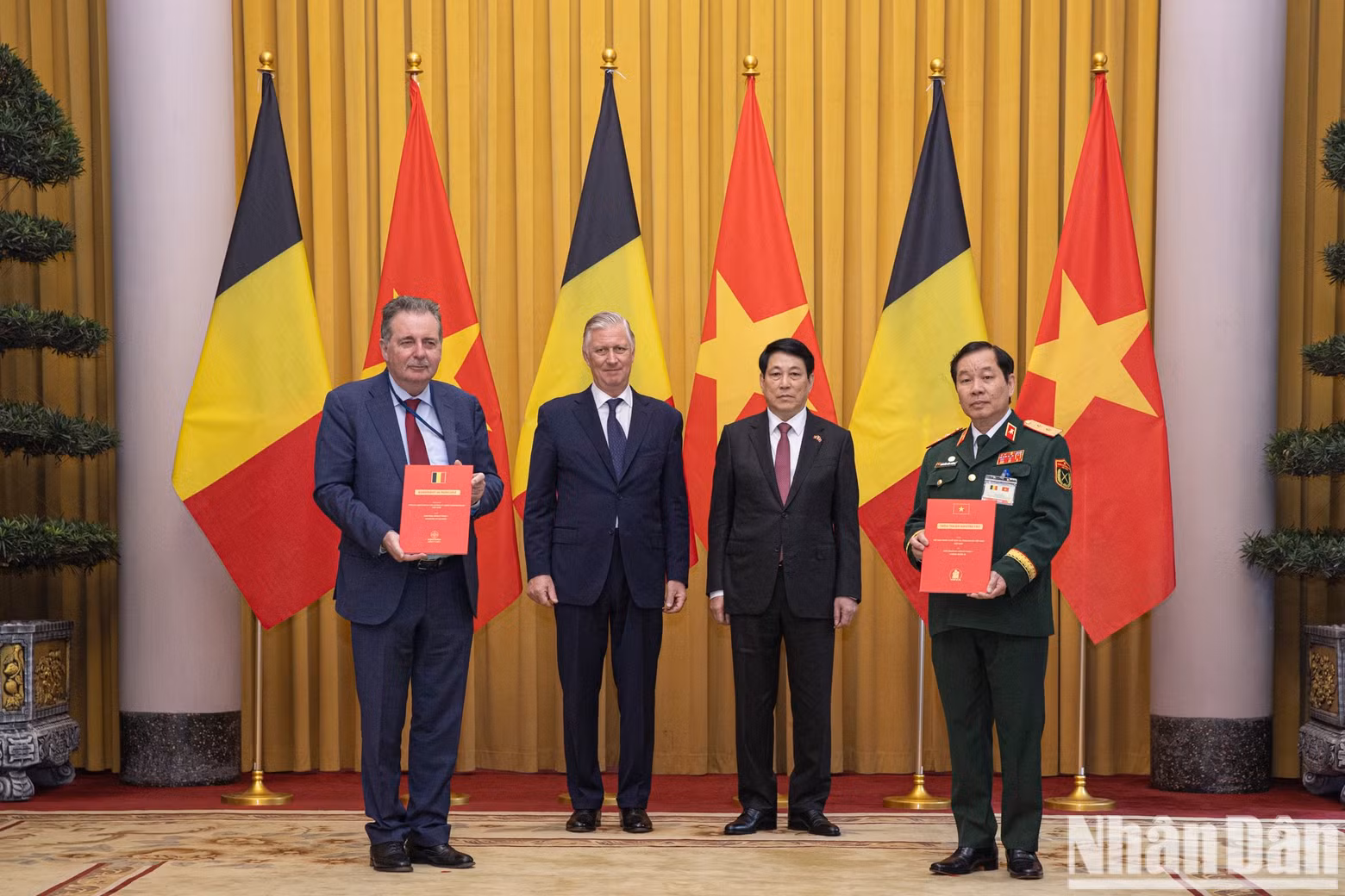 El teniente general Nguyen Huu Chinh, presidente de la Asociación Vietnamita de Víctimas del Agente Naranja/Dioxina y el ministro-presidente de la Región de Bruselas Capital, Rudi Vervoort, firman el "Acuerdo de principio entre la Asociación Vietnamita de Víctimas del Agente Naranja/Dioxina y el Fondo de Impacto Aquitara 1 del Reino de Bélgica".