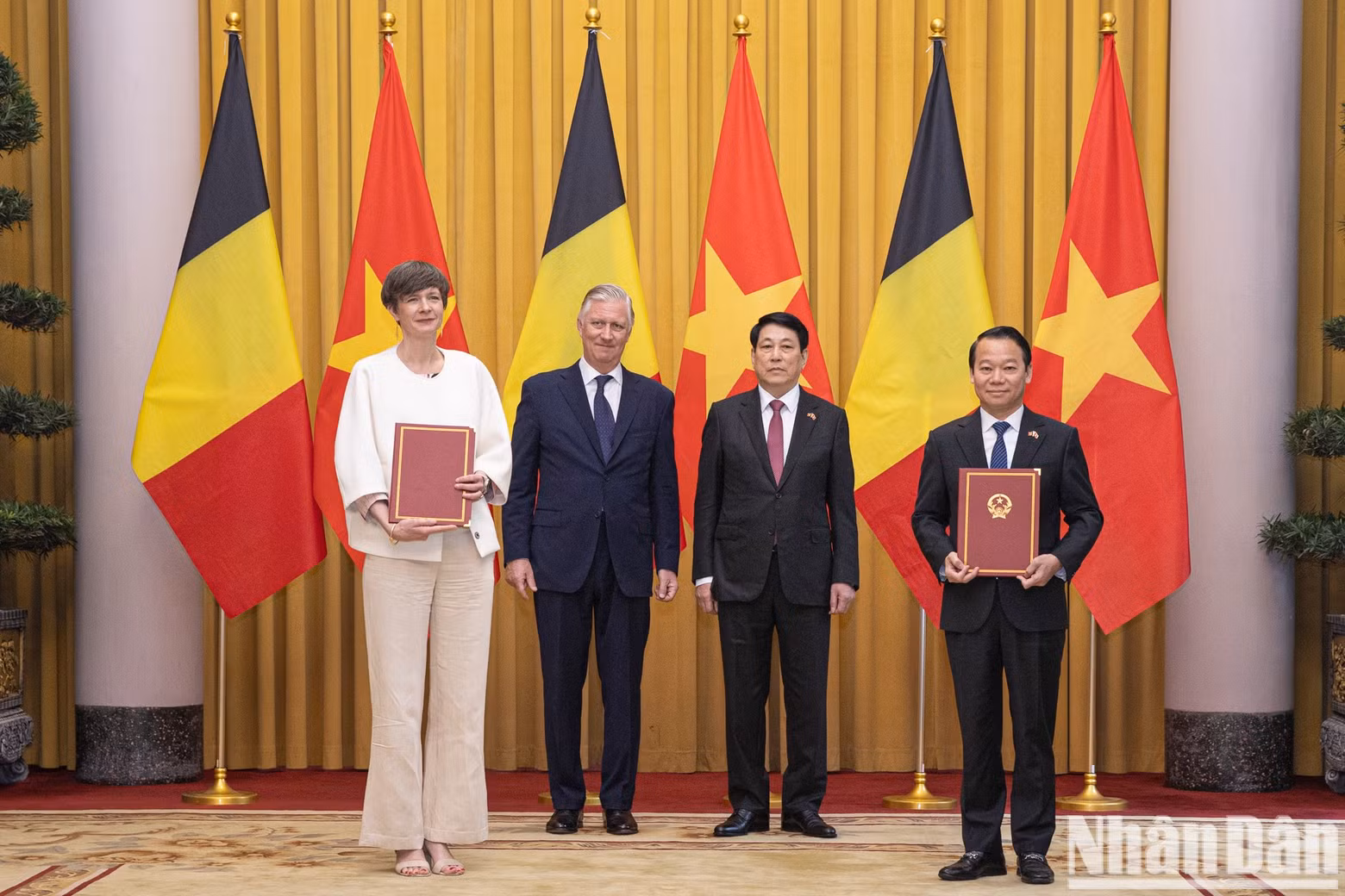 El ministro de Agricultura y Medio Ambiente, Do Duc Duy, y el ministro-presidente de la Región de Bruselas-Capital, Rudi Vervoort, intercambian firmas del "Memorando de entendimiento sobre la cooperación entre el Instituto de Hidrometeorología y Cambio Climático, del Ministerio de Agricultura y Medio Ambiente de Vietnam y la Organización Regional de Investigación y Tecnología de Flandes".