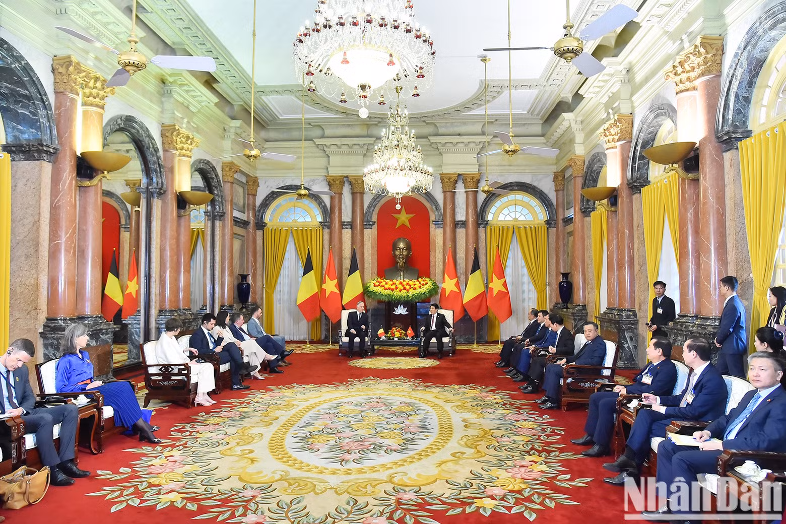 Escena del encuentro en el Palacio Presidencial. Escena del encuentro en el Palacio Presidencial.