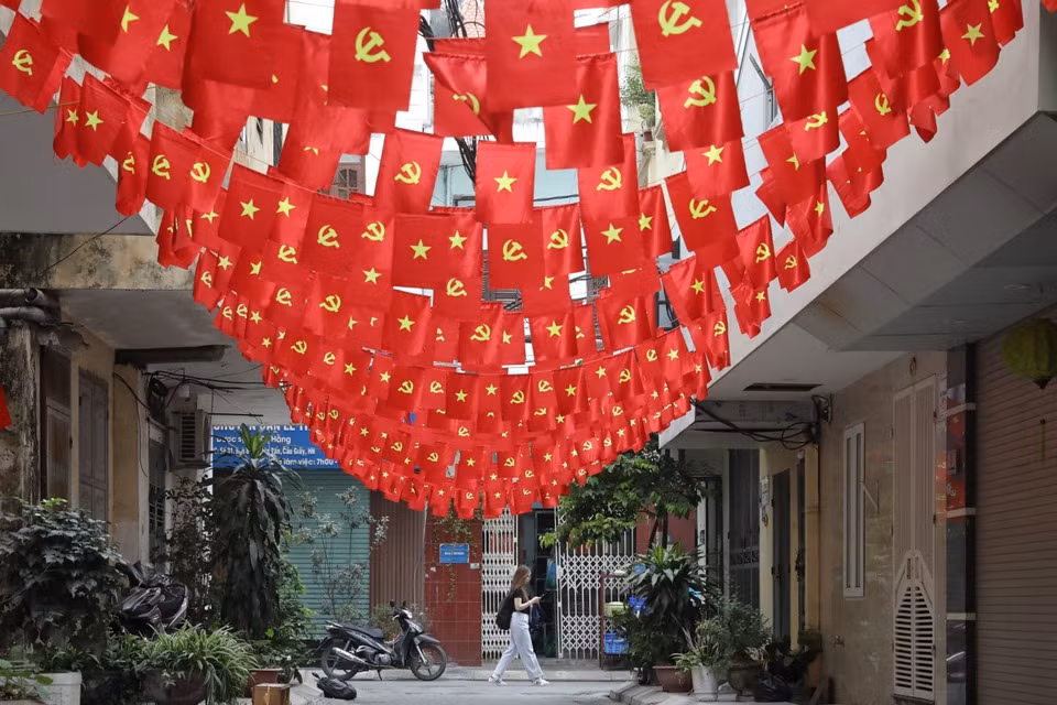Un pequeño callejón en la calle de Nghia Tan se llena de rojo por el feriado del 30 de abril. (Foto: VNA)