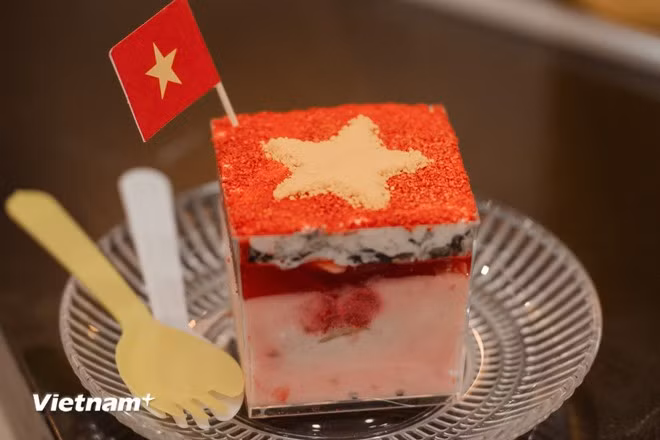 Un atractivo especial de estos cafés son las bebidas creativas que se ofrecen, acompañadas de pasteles decorados con la forma de la bandera nacional, lo que atrae a numerosos jóvenes a visitarlos para disfrutar y hacer check-in. (Foto: VNA)
