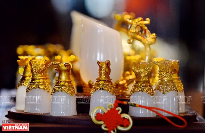 Tazas de jade con incrustaciones de oro. (Foto: Revista ilustrada de Vietnam)