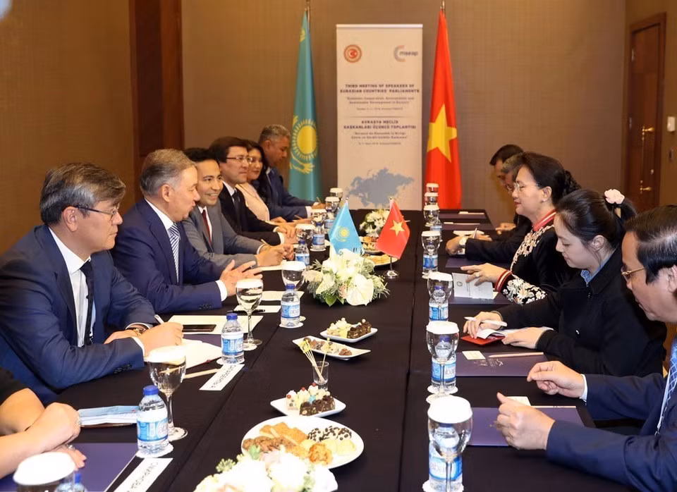 Durante la tercera Conferencia de Presidentes de los Parlamentos de los Países Euroasiáticos, celebrada el 9 de octubre de 2018 en Antalya (Turquía), la presidenta de la Asamblea Nacional de Vietnam, Nguyen Thi Kim Ngan, se reunió con el titular de la Cámara de Representantes de la República de Kazajistán, Nurlan Nigmatulin. (Foto: VNA)
