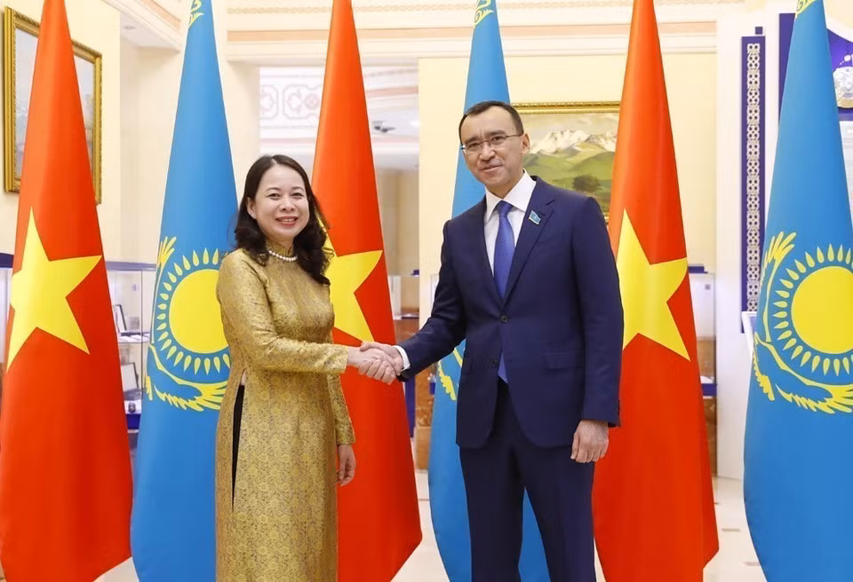 La vicepresidenta vietnamita Vo Thi Anh Xuan dialogó con el presidente del Senado de Kazajistán, Maulen Ashimbayev, durante su asistencia a la sexta Cumbre de la Conferencia sobre Interacción y Medidas de Fomento de la Confianza en Asia (CICA) en Astaná, Kazajistán, 12 de octubre de 2022. (Foto: VNA)
