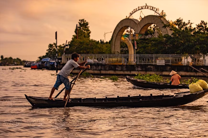 Imágenes de botes con remos son habituales en el mercado flotante, aunque en la actualidad, la gente utiliza mucho las lanchas motoras. (Foto: VNA) Imágenes de botes con remos son habituales en el mercado flotante, aunque en la actualidad, la gente utiliza mucho las lanchas motoras. (Foto: VNA)