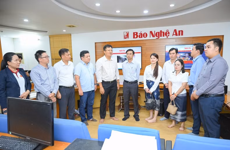 El grupo de trabajo del periódico Pasaxon visita la sala de noticias convergente de la Redacción del periódico Nghe An.