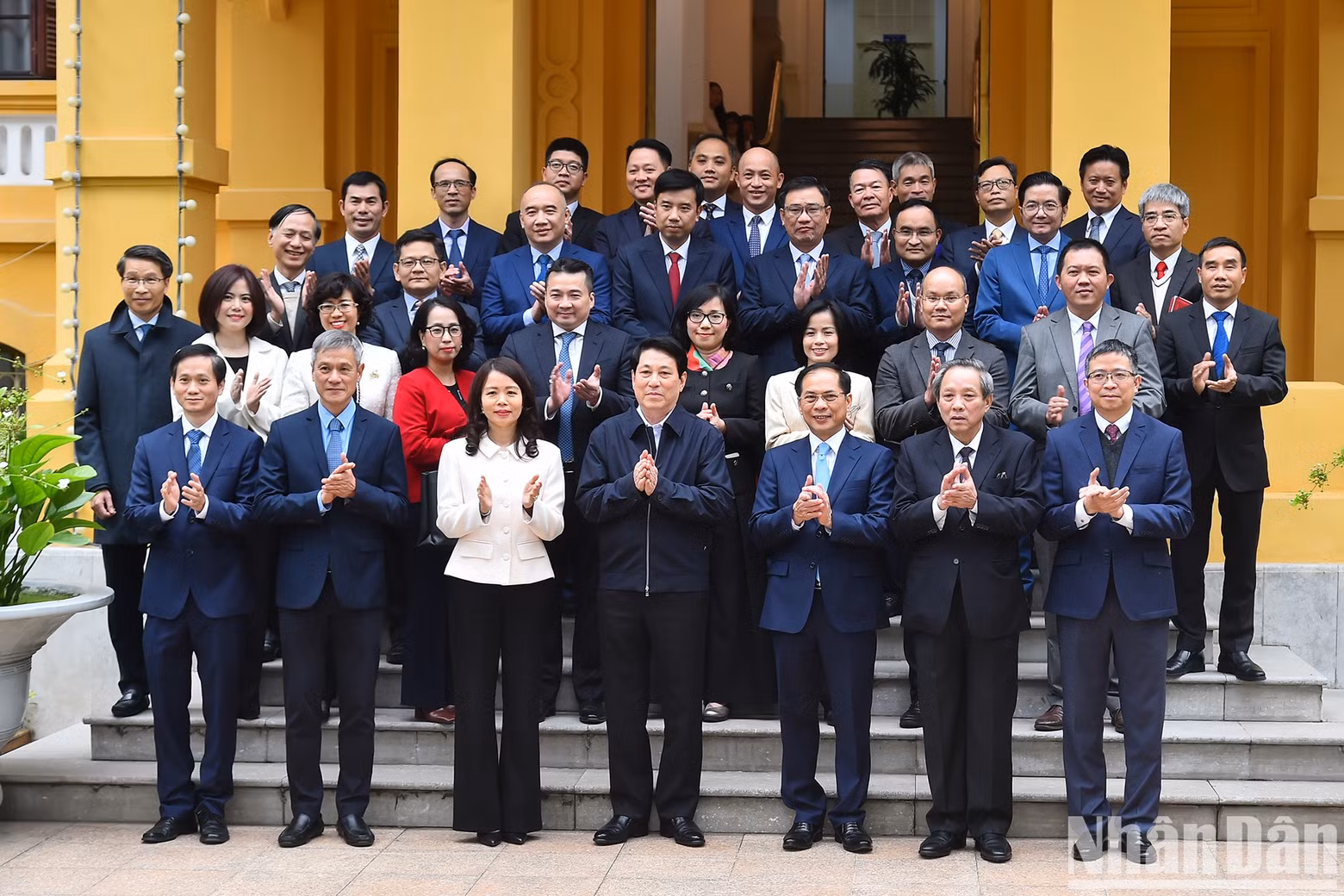 El presidente Luong Cuong, el vicepremier y ministro de Asuntos Exteriores, Bui Thanh Son, y los delegados.