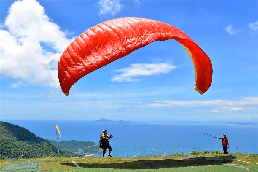 Un piloto de parapente sin motor se prepara para despegar desde la cima de Son Tra, que se encuentra a casi 700 metros sobre el nivel del mar. (Foto: Revista Ilustrada Vietnam)