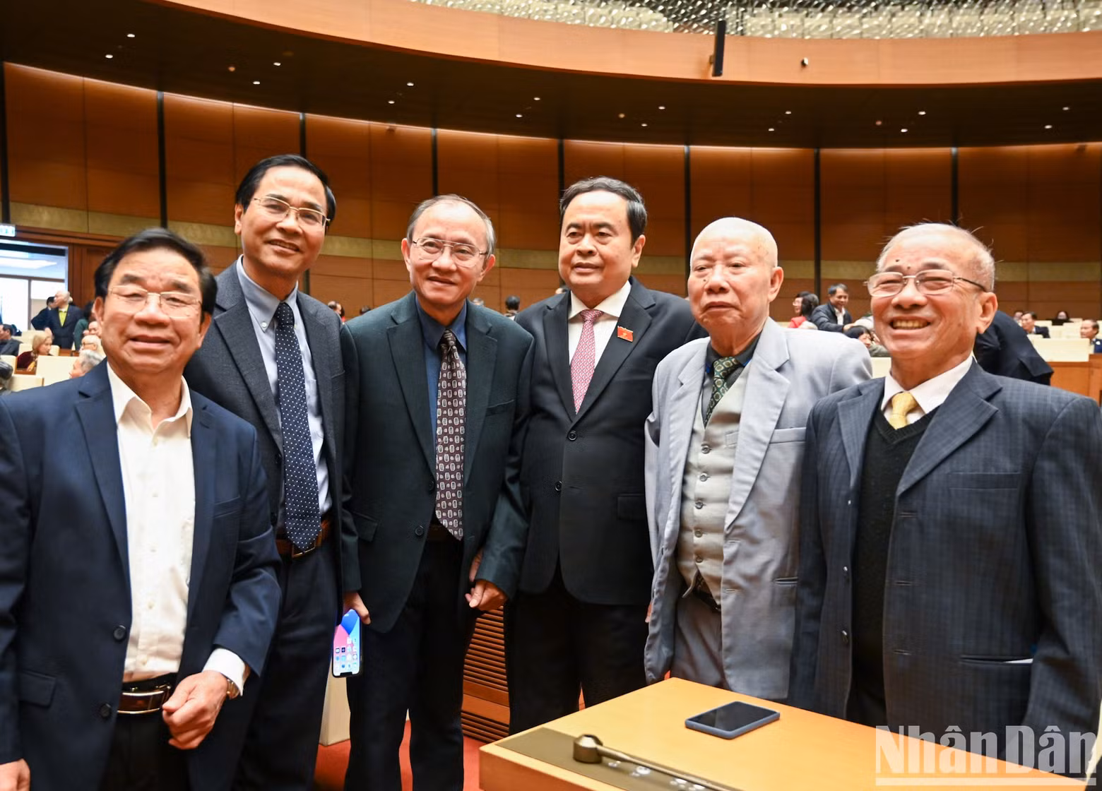 El máximo legislador vietnamita y los delegados.
