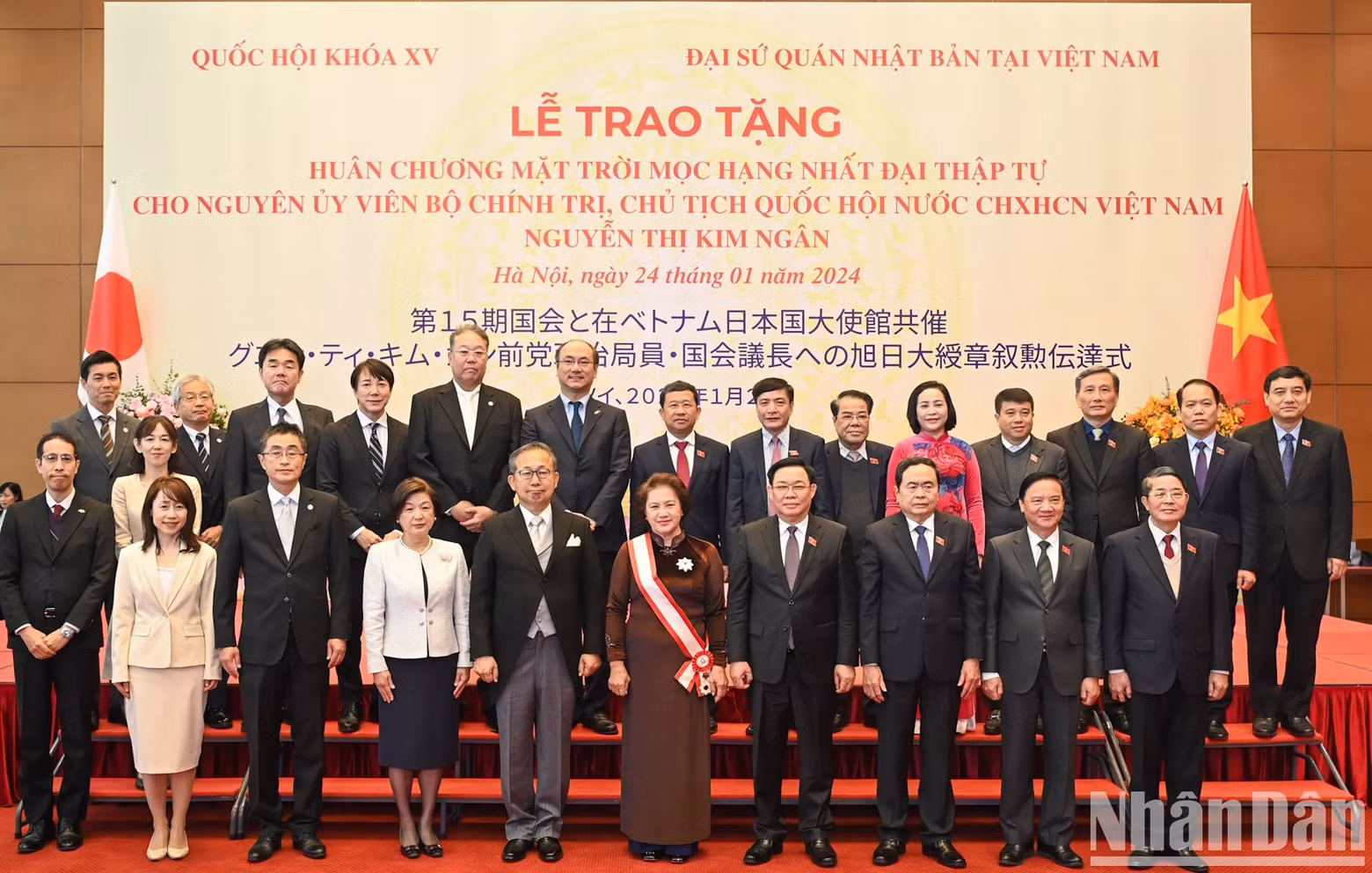 El presidente de la ANV, Vuong Dinh Hue, la ex titular de este órgano legislativo, Nguyen Thi Kim Ngan, el embajador de Japón en Vietnam, Yamada Takio, y los delegados posan para una foto de recuerdo. toman foto de recuerdo.