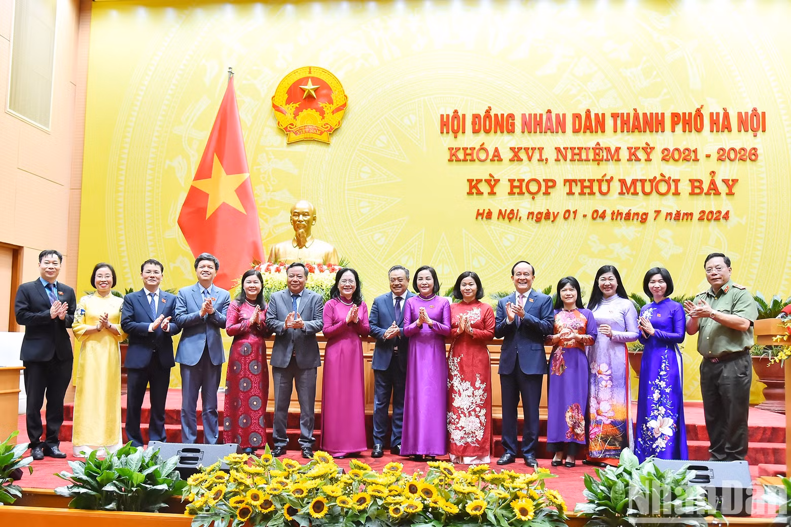 La vicepresidenta de la ANV, Nguyen Thi Thanh, junto con los líderes y delegados de Hanói en la sesión inaugural.