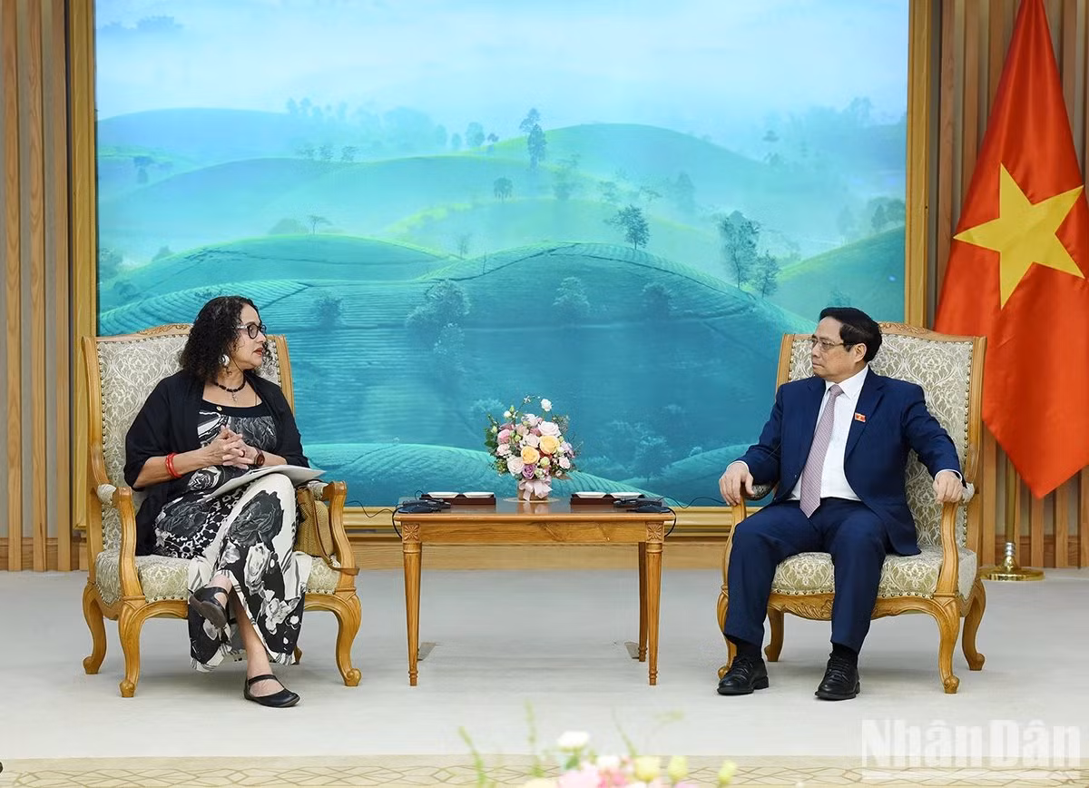 El premier vietnamita recibe a la ministra brasileña de Ciencia, Tecnología e Innovación, Luciana Santos.